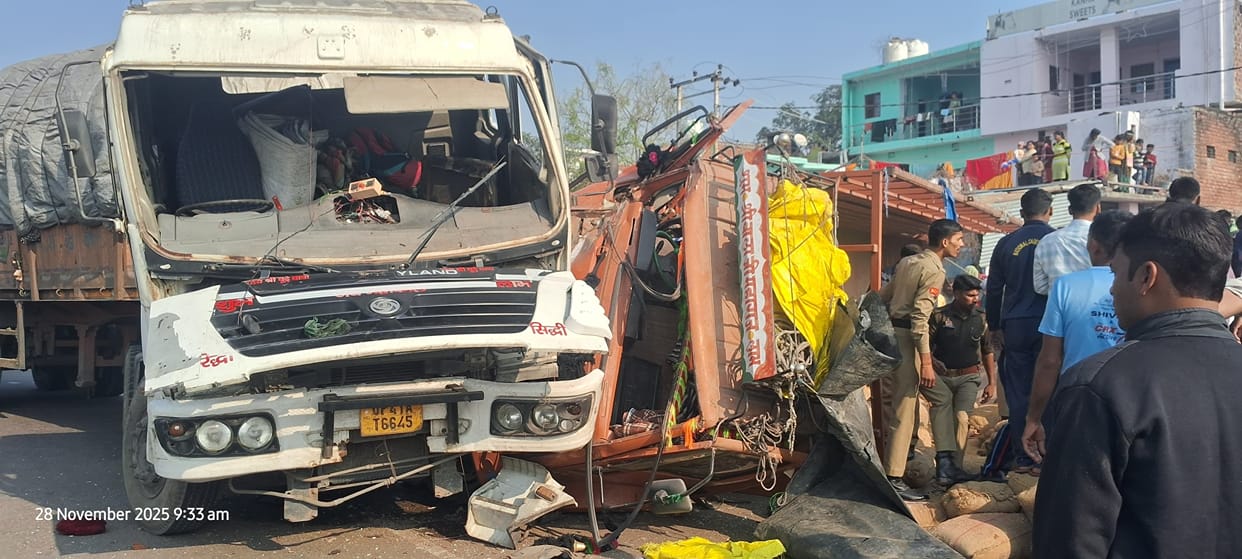 Suddenly, the truck turned and hit another truck from behind, and the truck loaded with paddy overturned.
