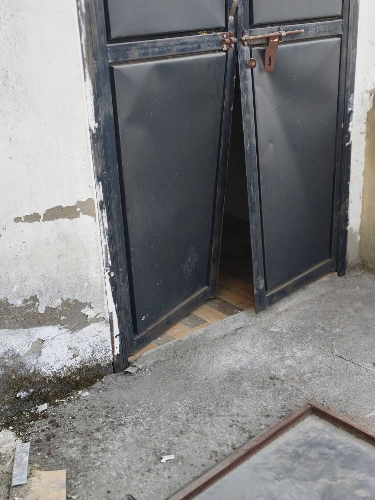 Theft in the market, two shops broken into, cash stolen