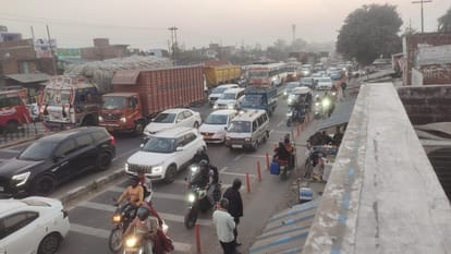 Unnao News: डायवर्जन में अव्यवस्था, हाईवे से शहर तक रेंगे वाहन unnao news