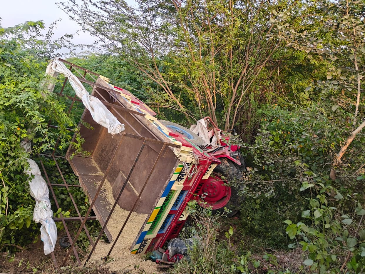 Tractor falls into ditch, farmer suffers for half an hour, dies
