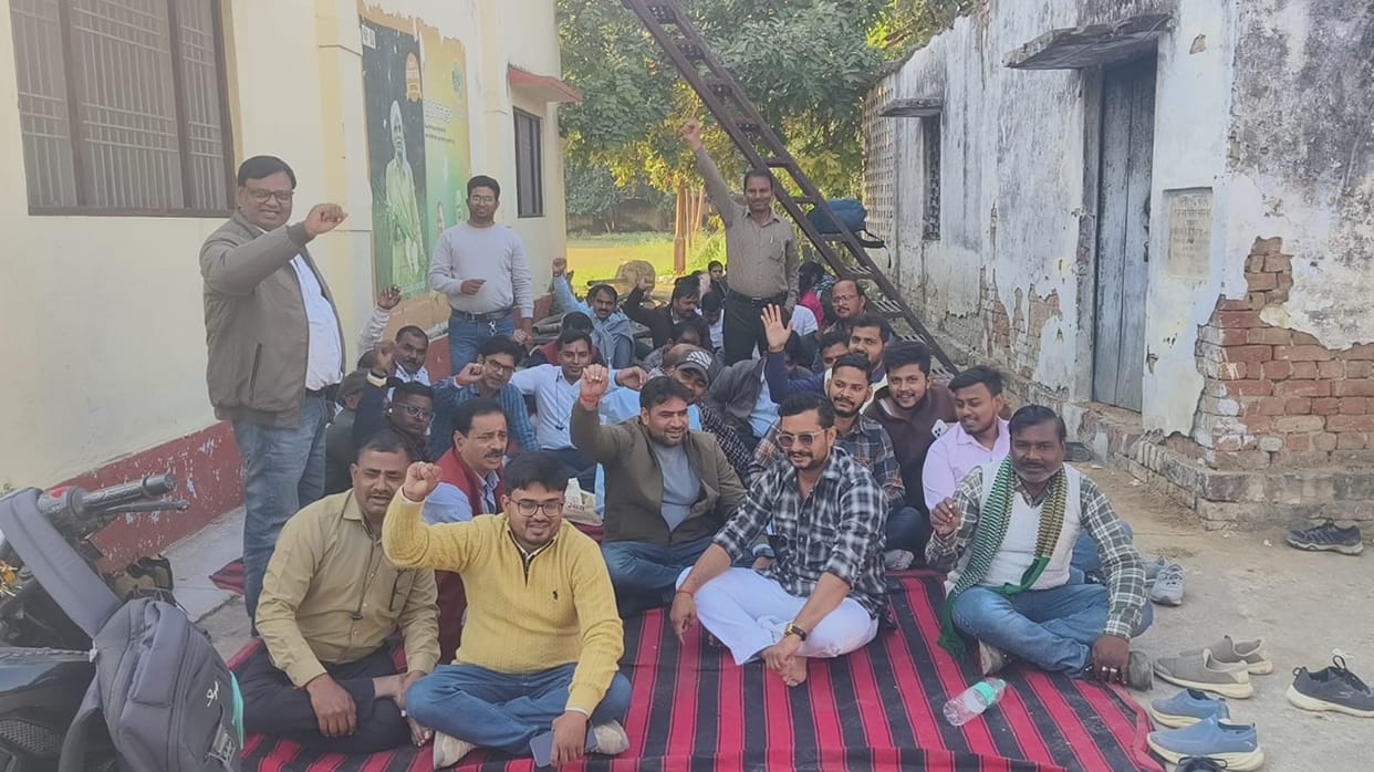 Lekhpals boycotted work and staged a sit-in