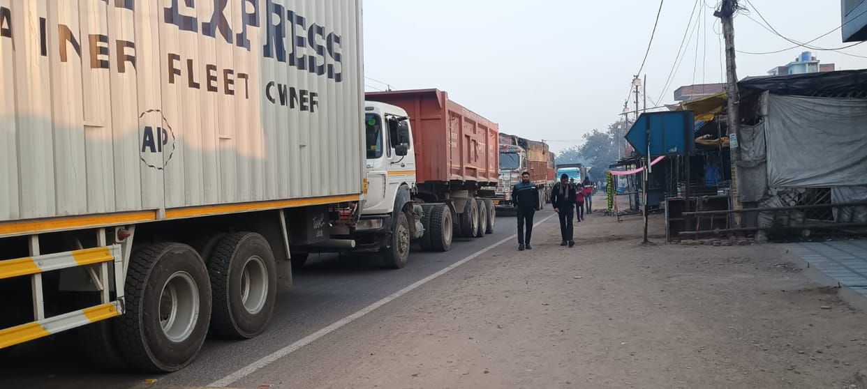Due to route diversion, the highway remained jammed till morning.