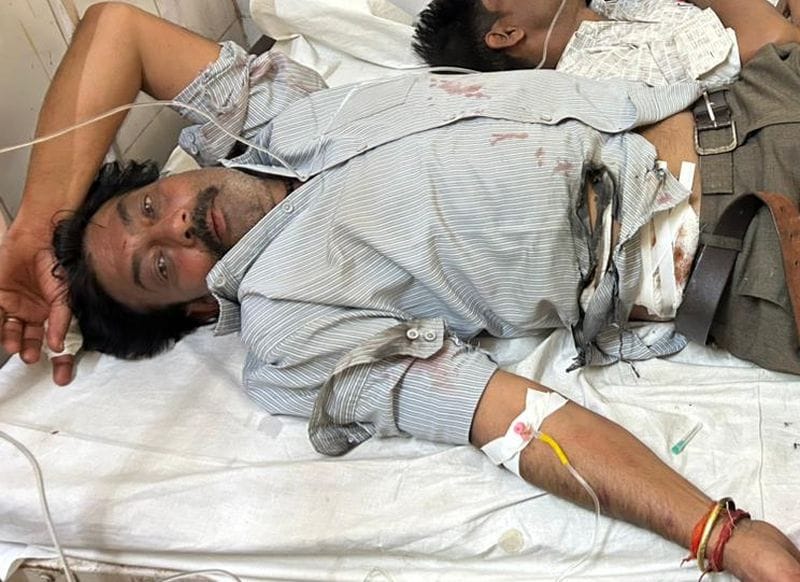 Fighting and firing between two parties due to enmity, five people including a woman injured