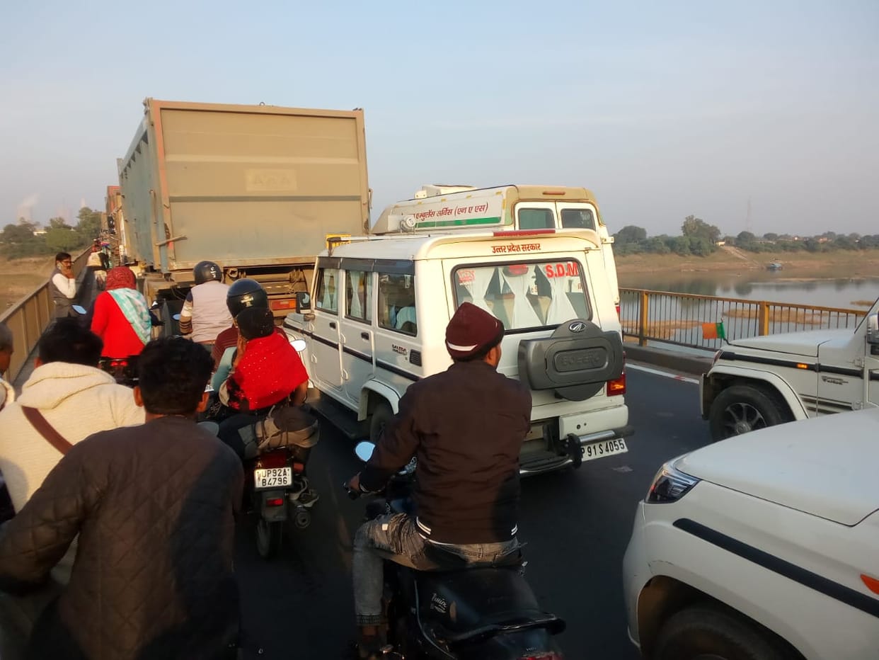 A 20-km traffic jam caused wedding procession buses and the groom and bride's vehicles to become stranded.
