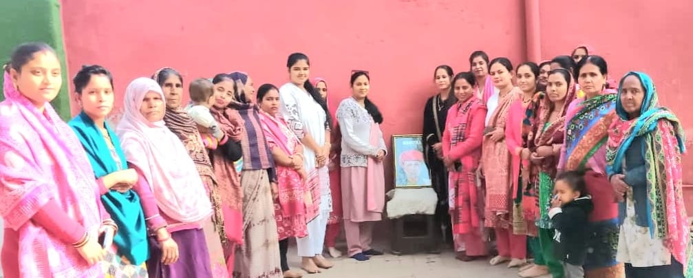 Women pay homage to Mahatma Jyotiba Phule on his death anniversary