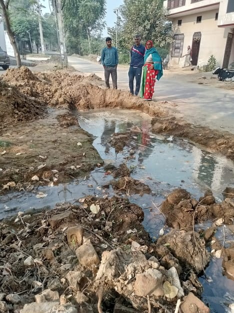 Broken pipeline creates crisis in Tatarpur Khalsa village, forcing residents to drink dirty water