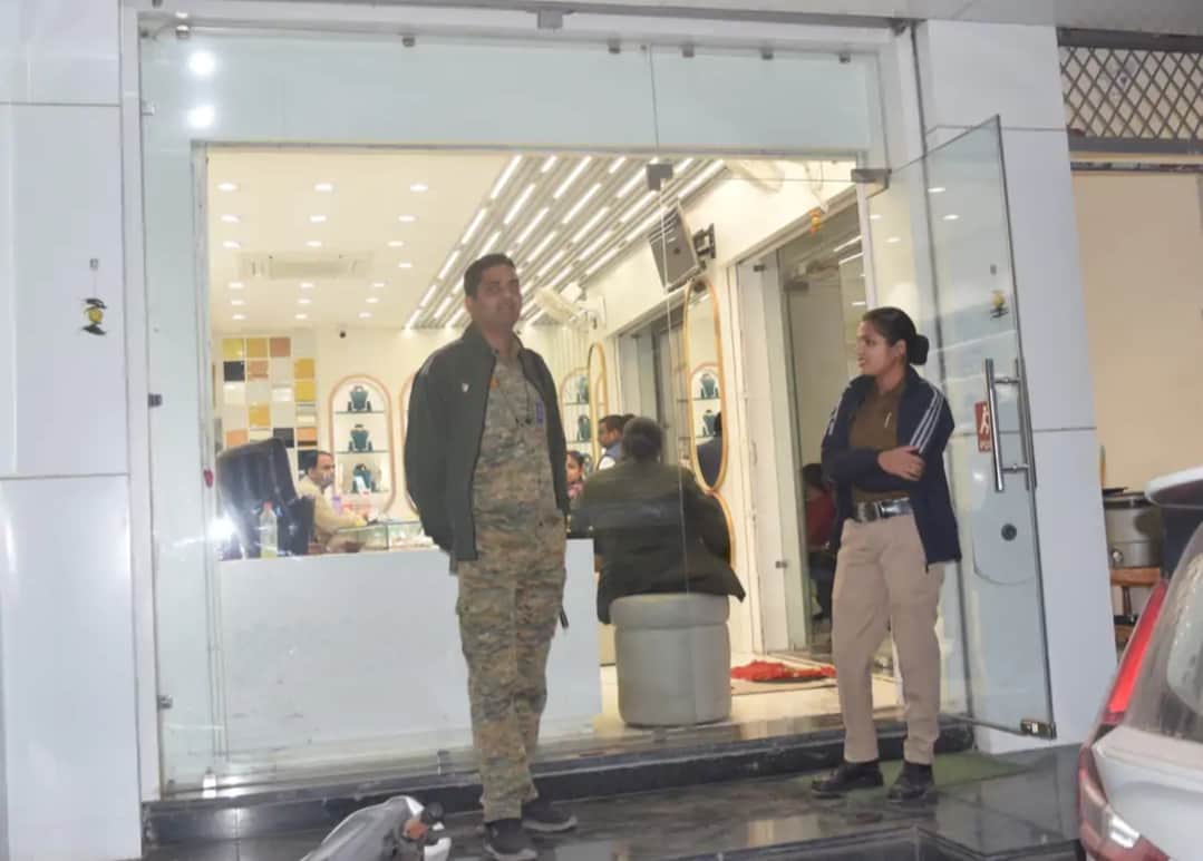 GST विभाग की कार्रवाई।