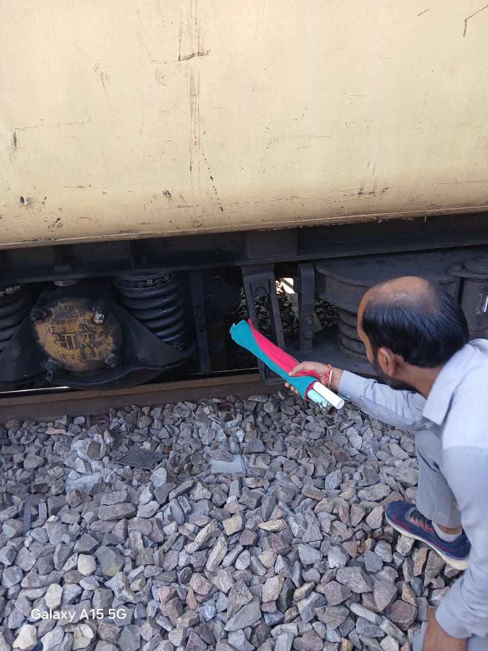 Howrah-Kathgodam Express brakes jammed, driver stops train after seeing smoke