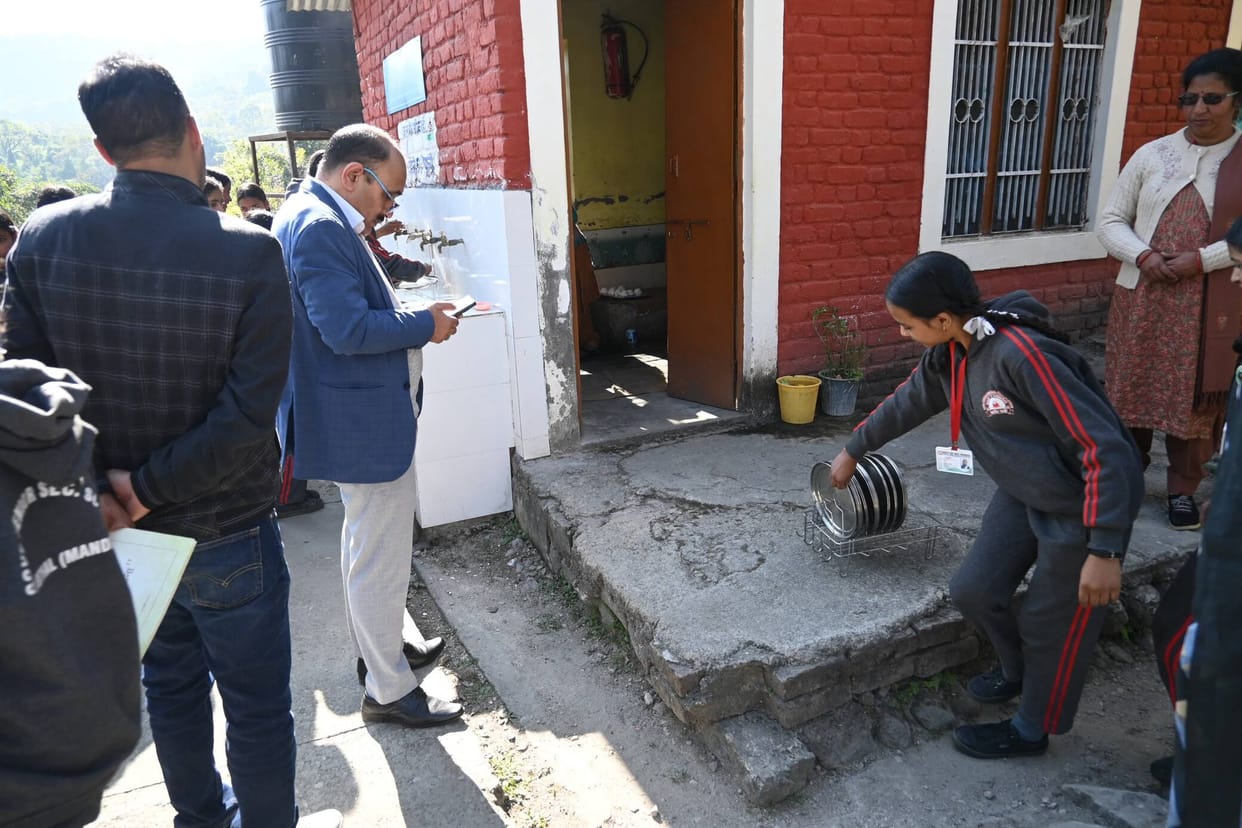 SDM reached Sainthal school, gave tips to children