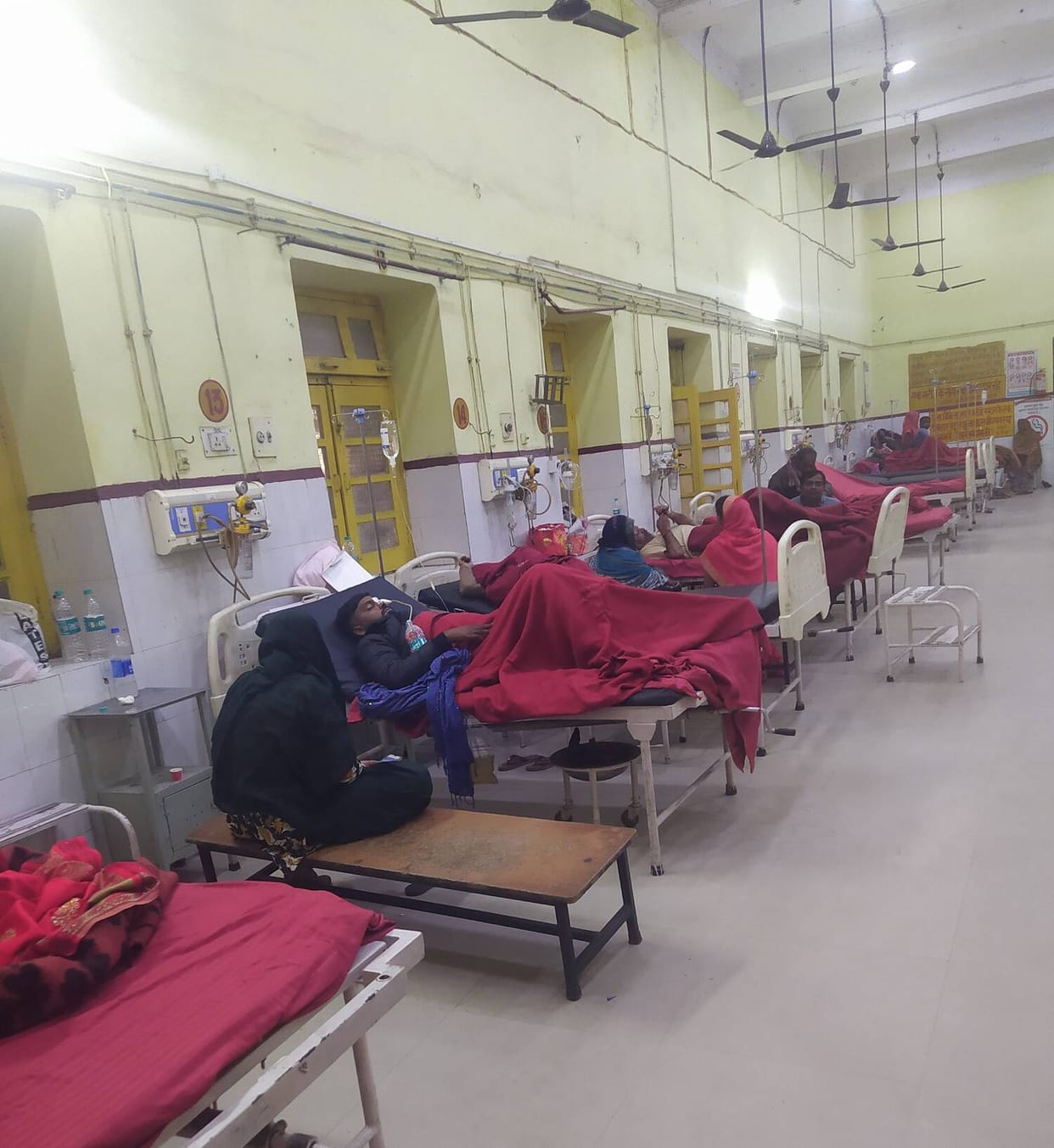 Patient dies due to chest pain, 21 admitted