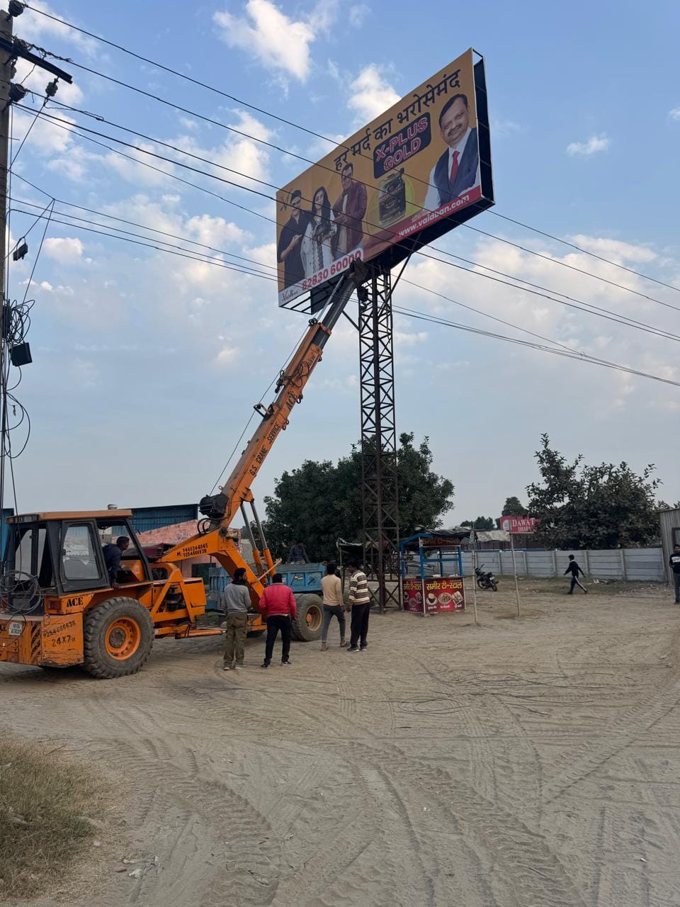 The team that went to remove illegal unipoles protested in Machhrauli, 25 were removed on the first day.