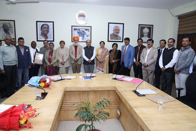 The administration bid farewell to the retired teachers and employees of the university.
