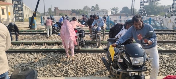 The railway crossing remained closed for two hours for doubling work, leading to traffic jams.