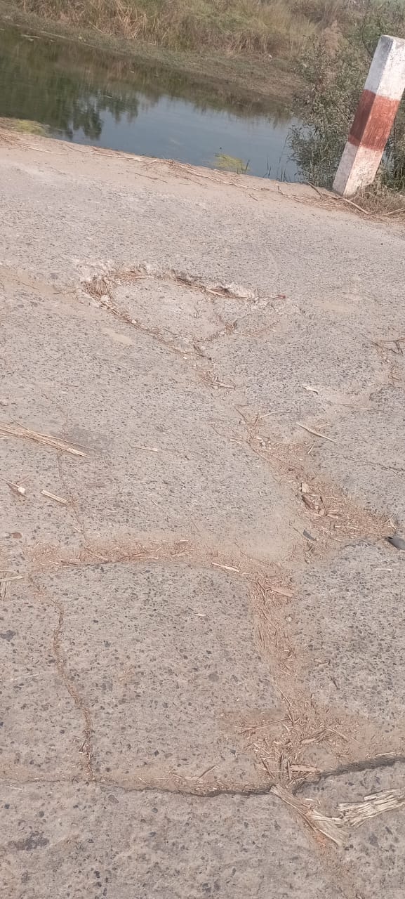 Cracks appeared on the Rapta bridge of Kathina river