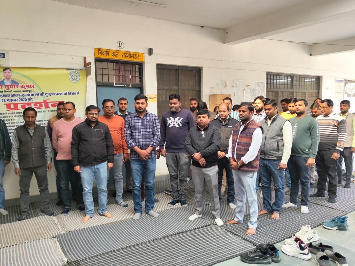 Lekhpals, angry over the death of their colleague, staged a protest.