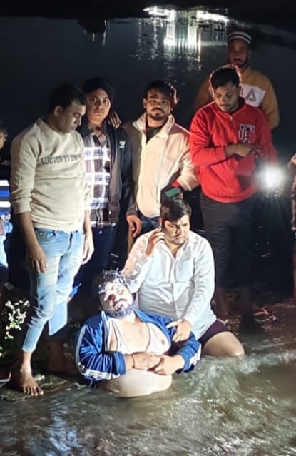 Bhakiyu leaders stood in the water of the drain for one and a half hours