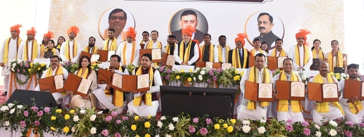 Along with building the future, the youth should be dedicated to serving the nation.