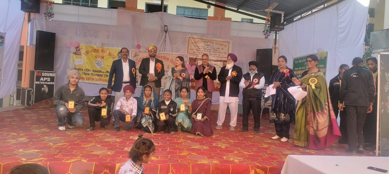 Rohdu jaana meri aamiye Rohdu jaana ho jana meri aamiye... children danced to the song