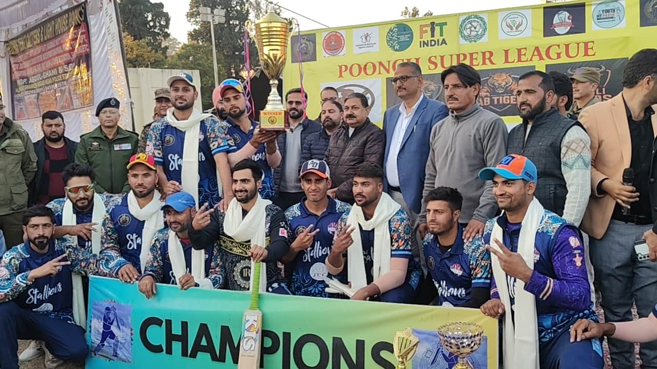 पुंछ सुपरलीगकप दो की विजेता टीममे पुरूकरित करते मुख्य आतिथी एंव अन्य आतिथी