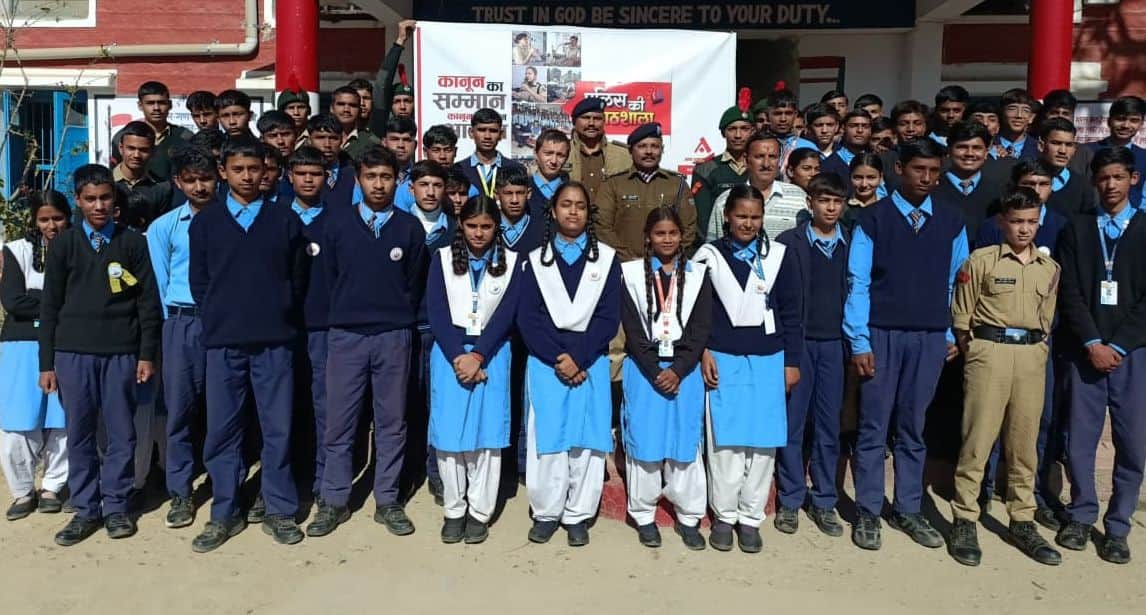 पिथौरागढ़ के देवसिंह राजकीय इंटर कॉलेज में आयोजित पुलिस की पाठशाला में मौजूद सीओ गोविंद बल्लभ ज