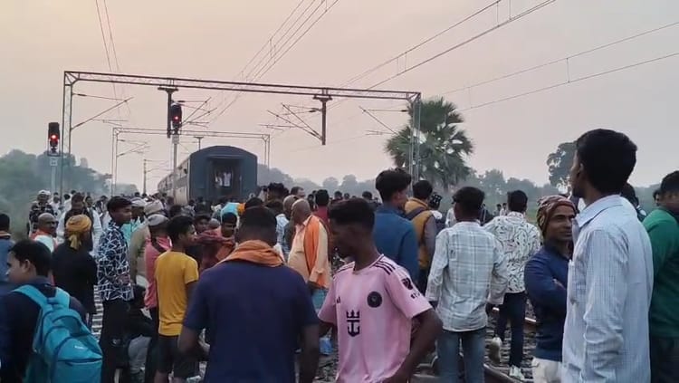 Bihar Accident: रफ्तार में दौड़ रही ट्रेन दो हिस्सों में बंटी, दानापुर-बेंगलुरु स्पेशल हादसे से बाल-बाल बची