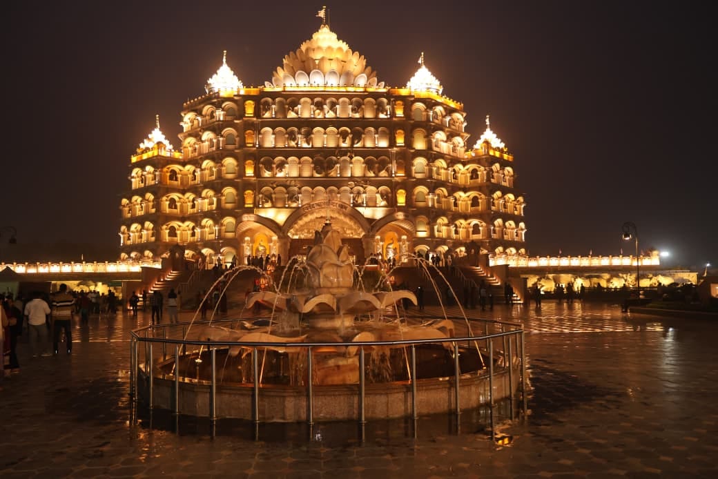 3758 followers including 200 foreigners took initiation at Swarved Dham