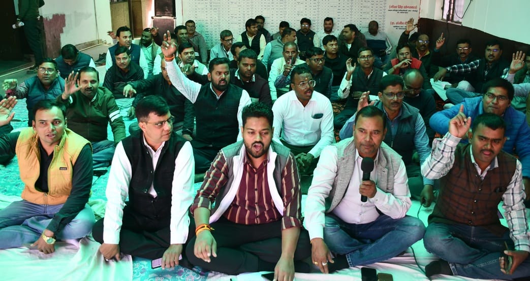 Lekhpals staged a sit-in protest demanding registration of an FIR against the guilty officials.