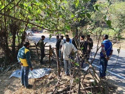 Bike collides with tree, only brother of four sisters dies, was not wearing helmet