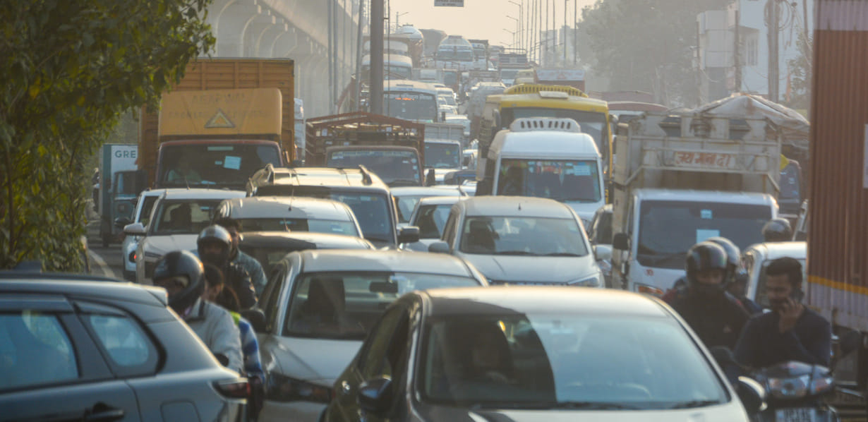A truck broke down in the middle of the road, causing a long traffic jam on Meerut Road