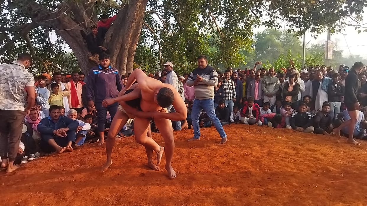 Chinese wrestler from Mirzapur defeated Monu from Bhadohi.