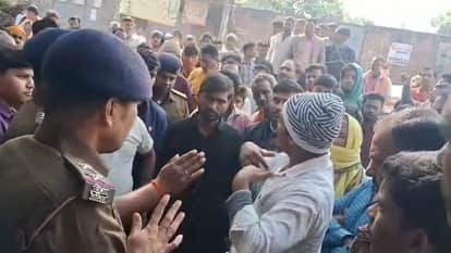 विरोध प्रदर्शन करते लोग