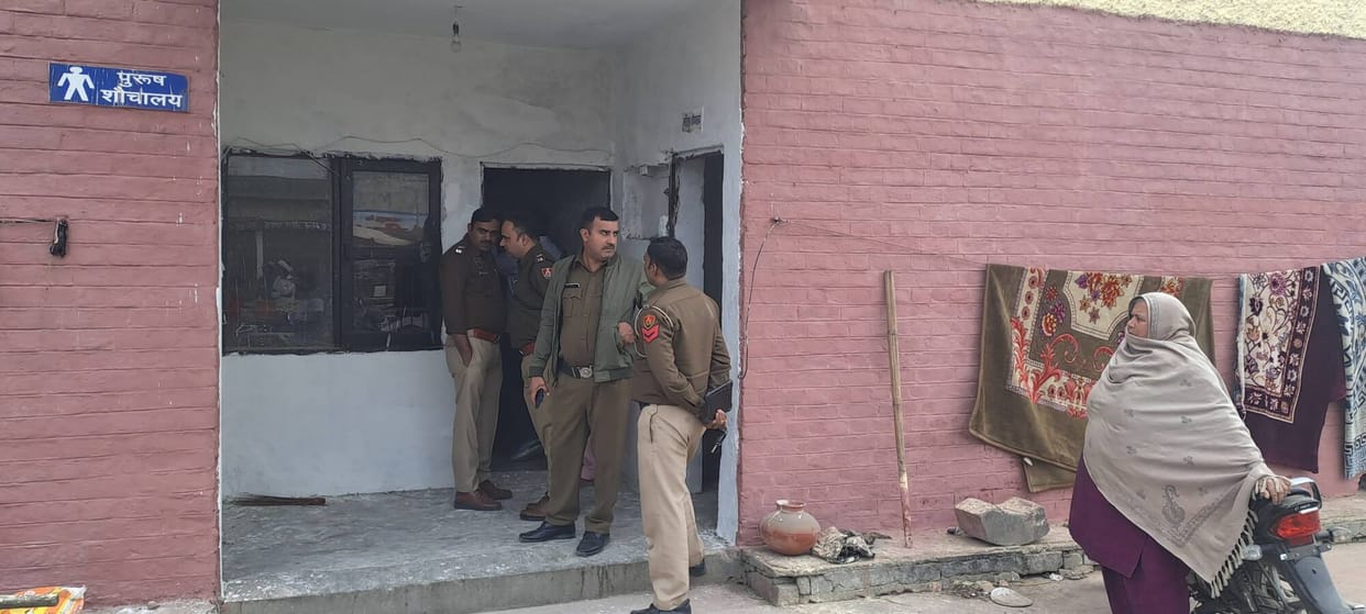 Middle-aged man living in the toilet of the grain market dies