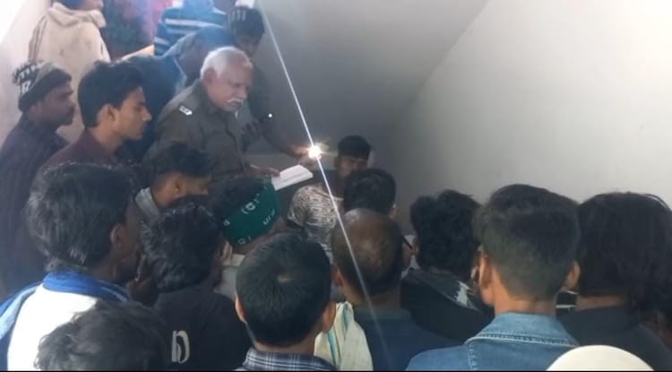 Bihar: मुजफ्फरपुर में सड़क किनारे युवक का शव बरामद, परिजनों ने लगाया हत्या का आरोप