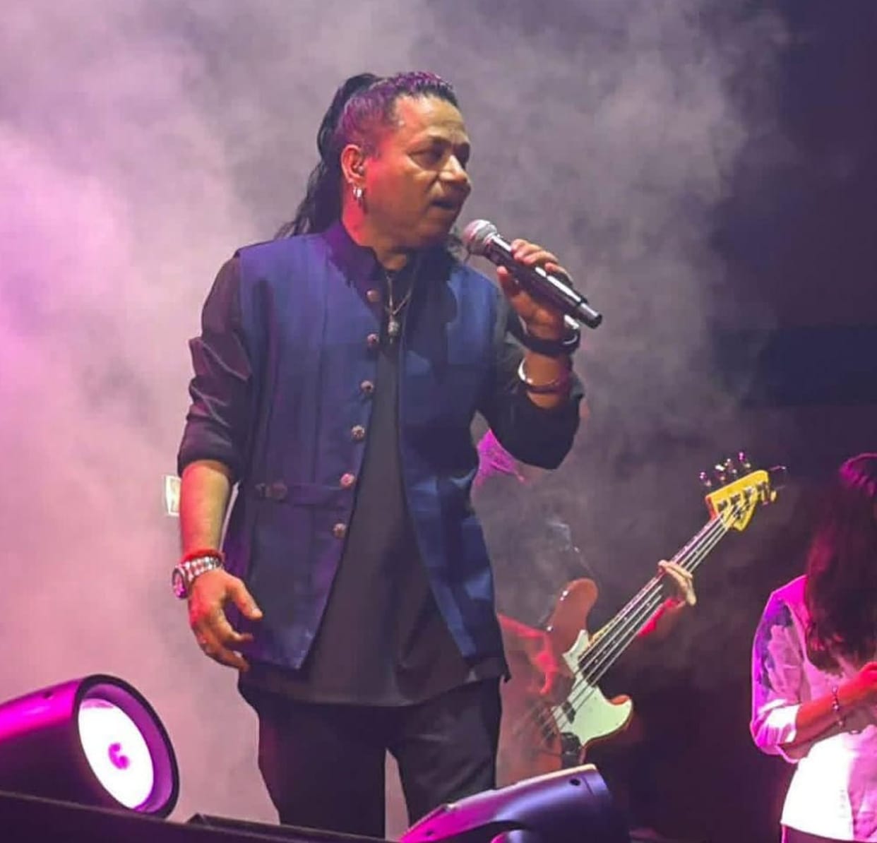 Kailash Kher organised a musical gathering.