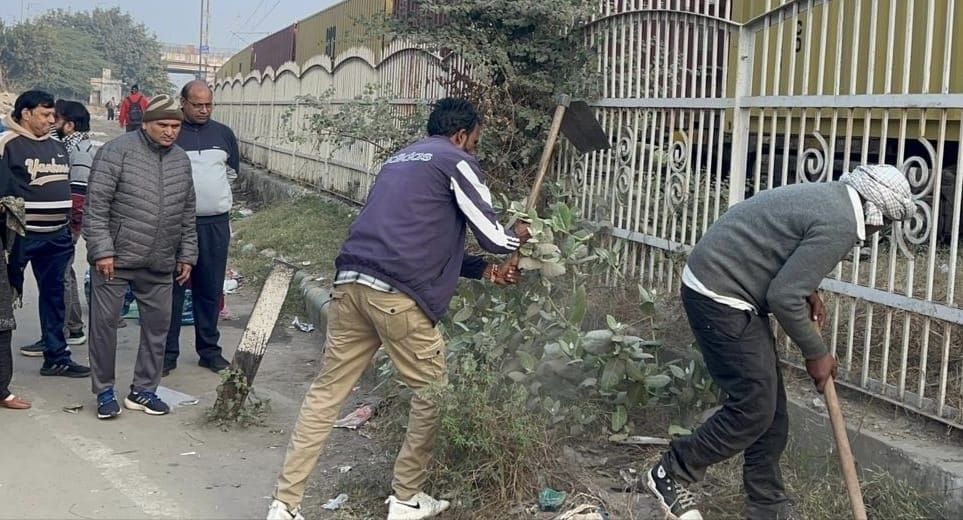 The Mayor got the garbage heaps lying in the railway premises removed for a long time.