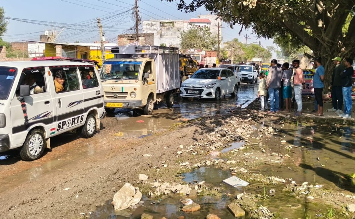 E-rickshaw overturned after getting stuck in a pothole on the road, five people including three women injured.