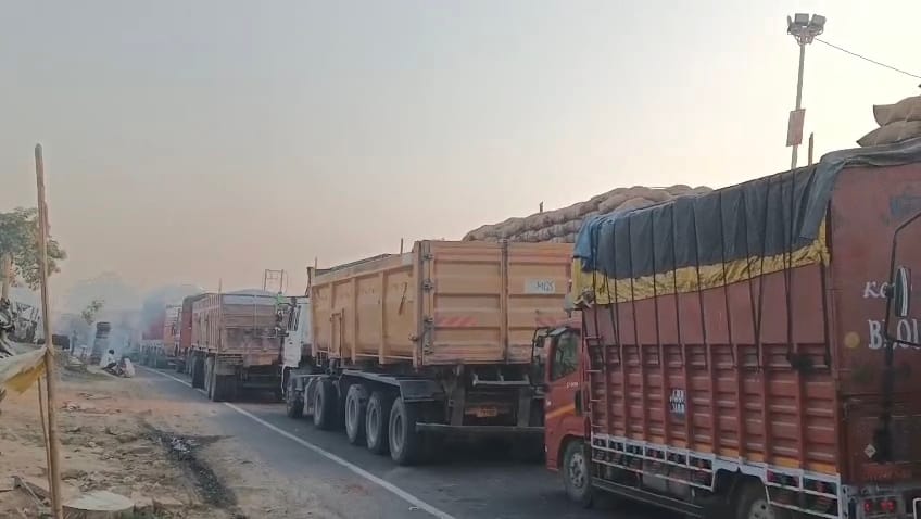 Bus breaks down on Ramganga bridge, vehicles stuck in traffic jam for nine hours