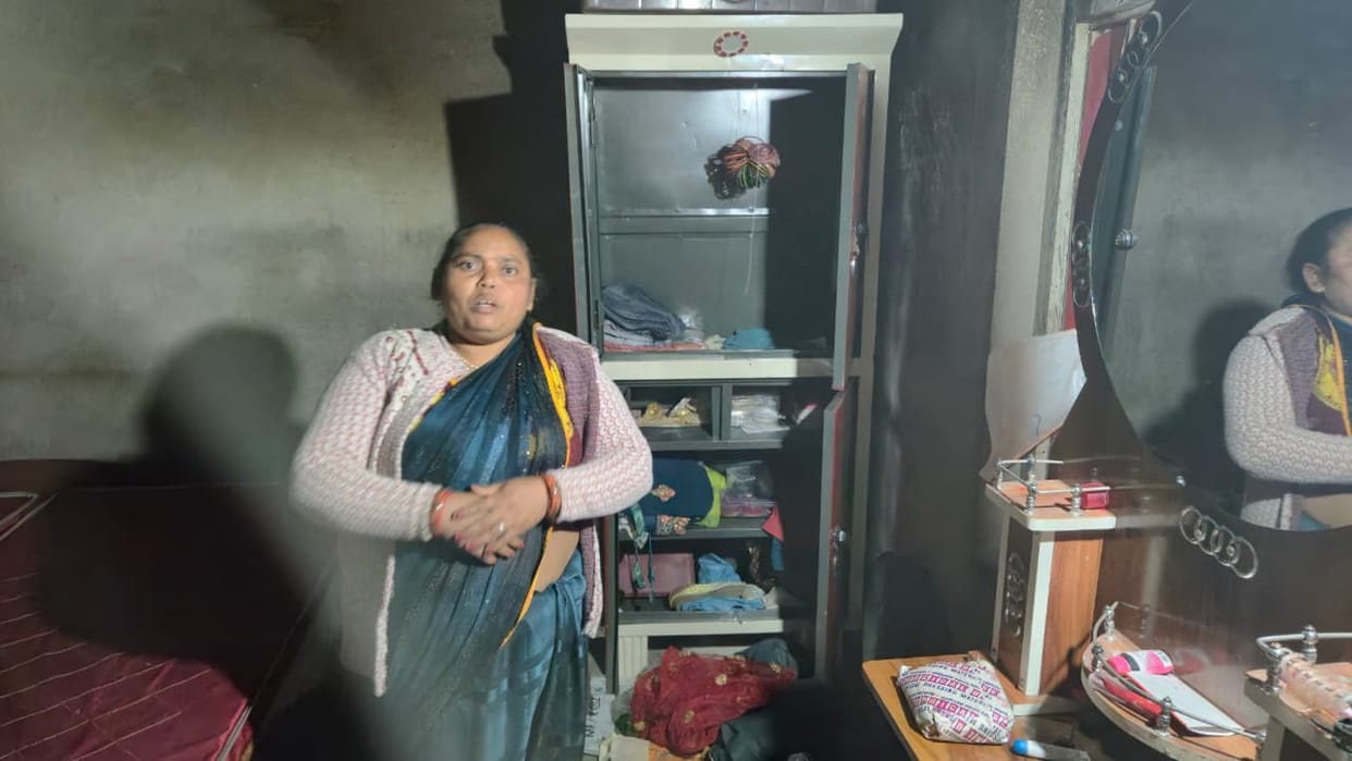 Cash and jewellery stolen by breaking the lock of a closed house