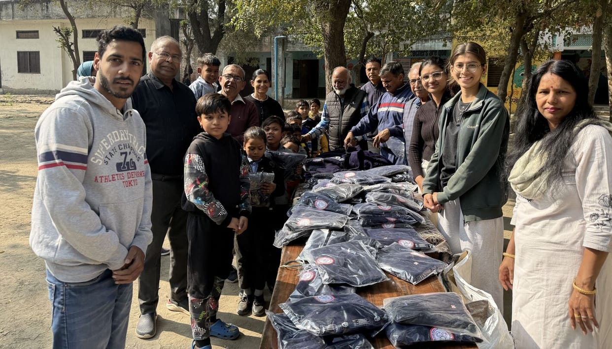 Distributed jerseys to 170 students of government schools with a spirit of service.