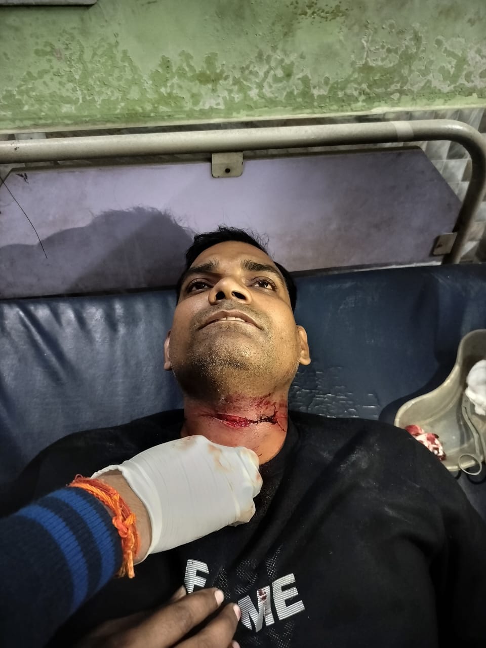 A young man from Hardoi was cut in the neck by Chinese thread and received seven stitches.A young man from Hardoi was cut in the neck by Chinese thread and received seven stitches.