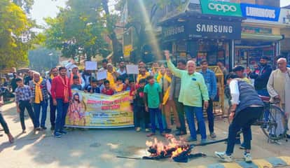 People of the Brahmin community expressed their anger by raising slogans.