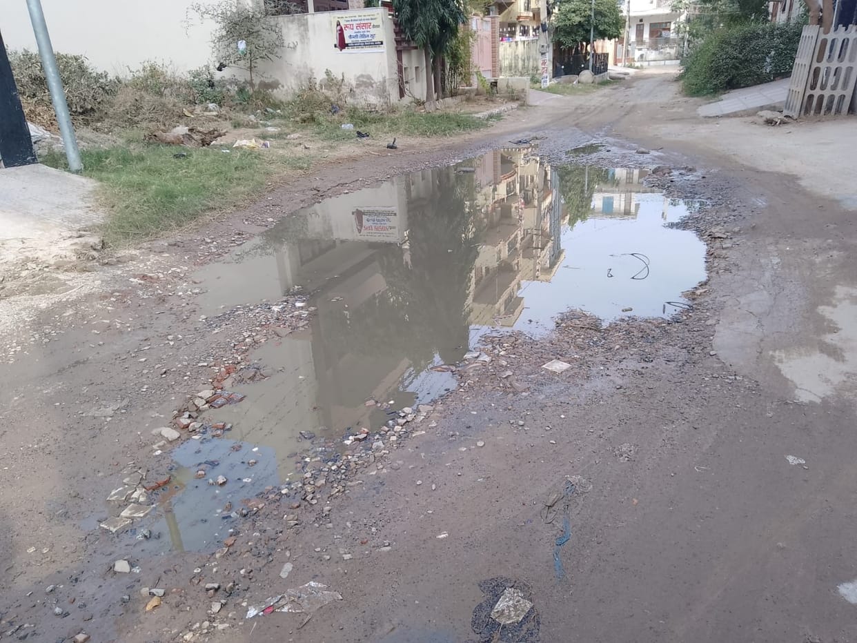Road construction stalled due to sewer line in HUDA sector, will have to face the hurdles in potholes for now