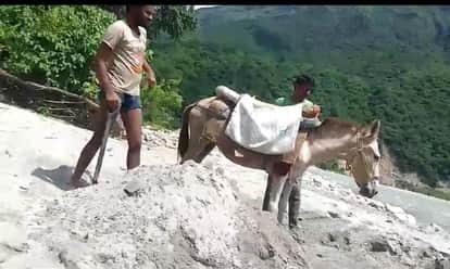 Illegal mining in the Saryu River threatens the wells of the pumping scheme.