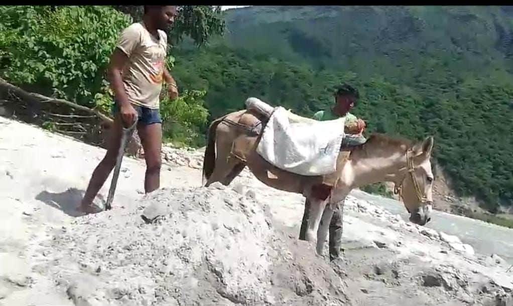 गंगोलीहाट के सेराघाट में सरयू नदी में अवैध खनन में लगे लोग और खच्चर। स्रोत:ग्रामीण