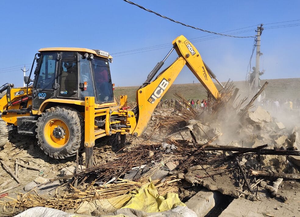 24 huts and two houses removed from Irrigation Department land