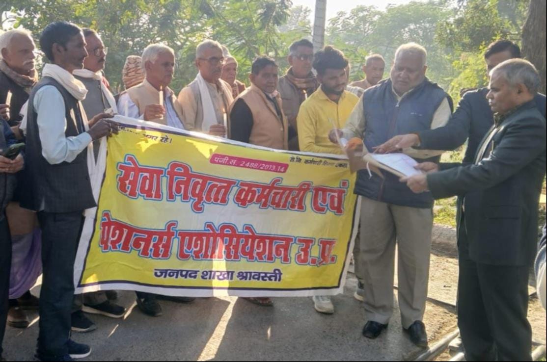 Pensioners submitted memorandum to ADM in support of their demands