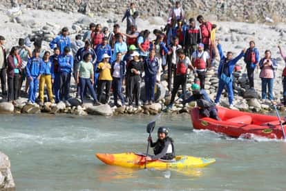 Volunteers learning how to swim and cross the river