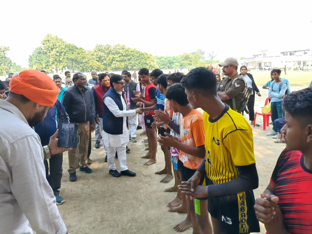 Dheeraj won the 1500 meters in the senior category, while Prateek topped the junior category.