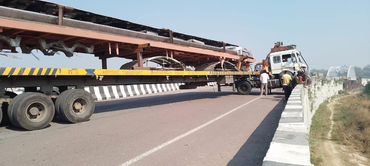 Trailer collides with bridge boundary, traffic halted for two hours