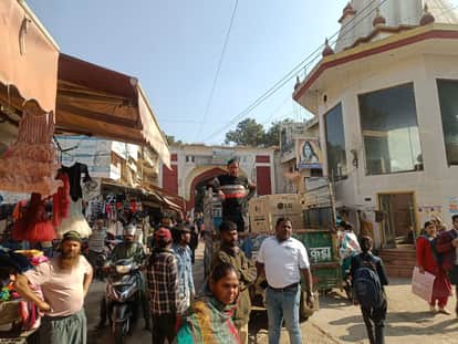 24 street vendors were removed, goods of six were confiscated, and four were fined.